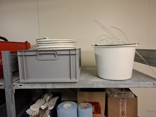 Metalen stelling met diverse schoonmaaktoebehoren - afbeelding 4 van  14