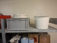 Metalen stelling met diverse schoonmaaktoebehoren - afbeelding 4 van  14