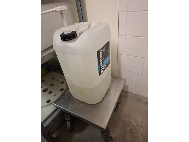 Metalen stelling met diverse schoonmaaktoebehoren - afbeelding 5 van  14