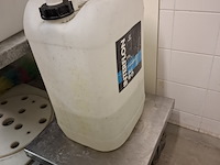 Metalen stelling met diverse schoonmaaktoebehoren - afbeelding 5 van  14