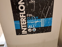 Metalen stelling met diverse schoonmaaktoebehoren - afbeelding 6 van  14