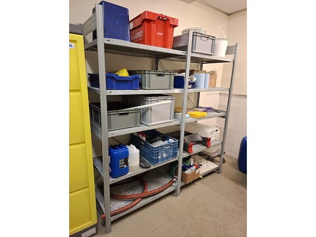 Metalen stelling met diverse schoonmaaktoebehoren - afbeelding 1 van  14