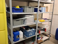 Metalen stelling met diverse schoonmaaktoebehoren - afbeelding 1 van  14