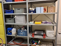 Metalen stelling met diverse schoonmaaktoebehoren - afbeelding 7 van  14