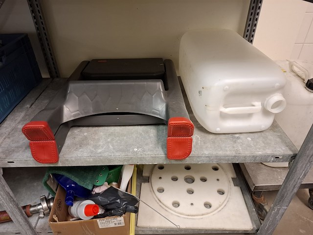 Metalen stelling met diverse schoonmaaktoebehoren - afbeelding 8 van  14