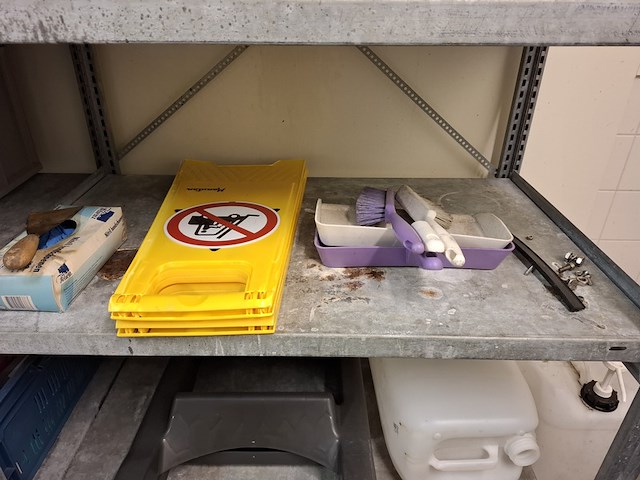 Metalen stelling met diverse schoonmaaktoebehoren - afbeelding 9 van  14