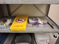 Metalen stelling met diverse schoonmaaktoebehoren - afbeelding 9 van  14