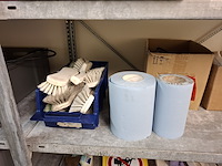 Metalen stelling met diverse schoonmaaktoebehoren - afbeelding 10 van  14