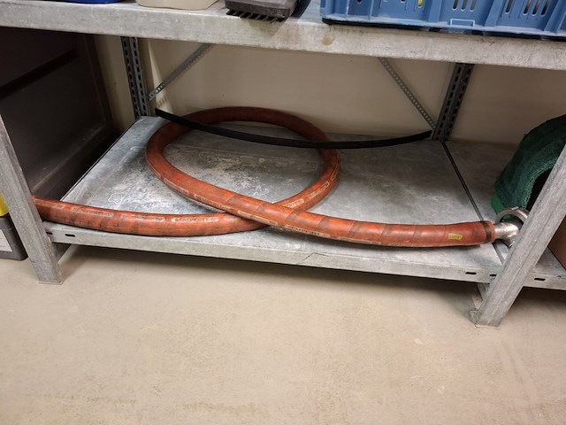 Metalen stelling met diverse schoonmaaktoebehoren - afbeelding 11 van  14