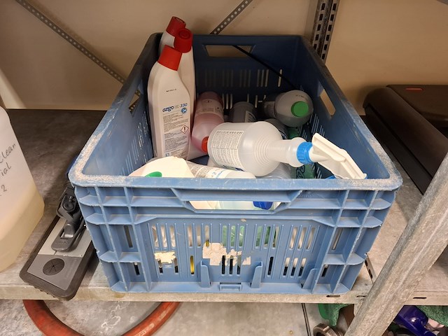 Metalen stelling met diverse schoonmaaktoebehoren - afbeelding 12 van  14