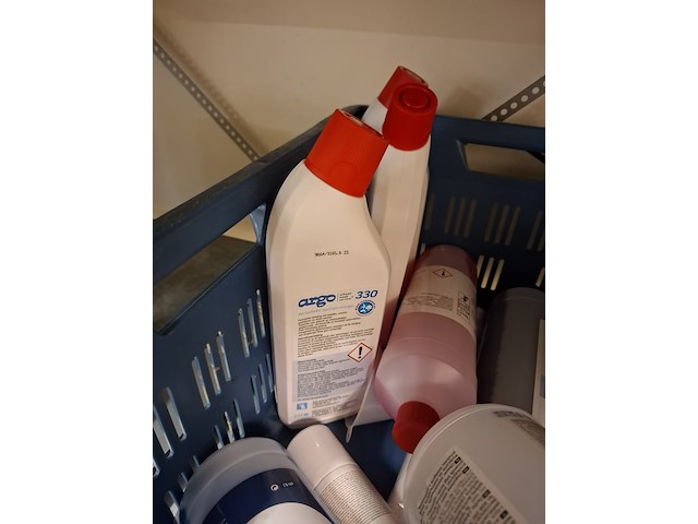 Metalen stelling met diverse schoonmaaktoebehoren - afbeelding 13 van  14