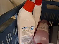 Metalen stelling met diverse schoonmaaktoebehoren - afbeelding 13 van  14