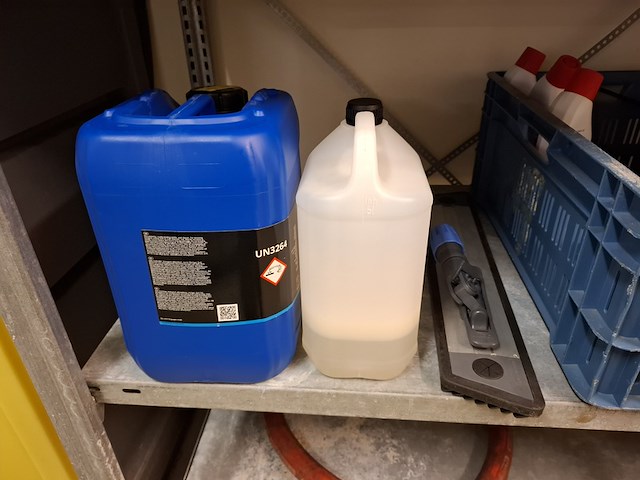 Metalen stelling met diverse schoonmaaktoebehoren - afbeelding 14 van  14