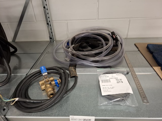 Metalen stelling met inhoud - afbeelding 2 van  11