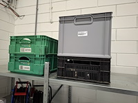 Metalen stelling met inhoud - afbeelding 3 van  11