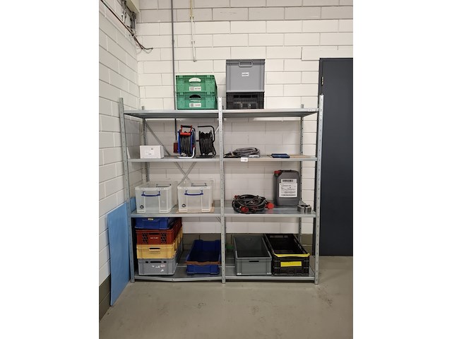 Metalen stelling met inhoud - afbeelding 1 van  11
