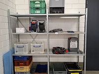 Metalen stelling met inhoud - afbeelding 1 van  11