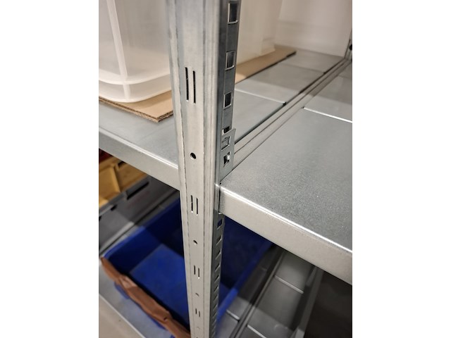 Metalen stelling met inhoud - afbeelding 4 van  11