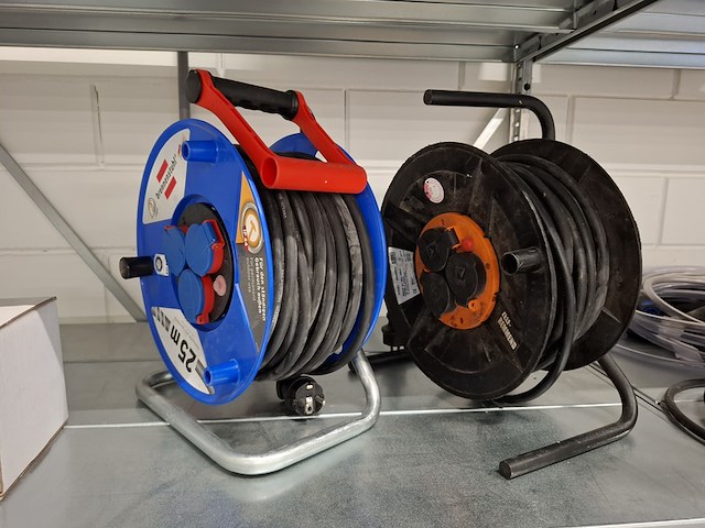 Metalen stelling met inhoud - afbeelding 6 van  11