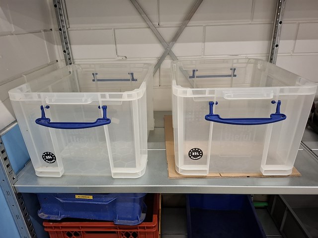 Metalen stelling met inhoud - afbeelding 7 van  11