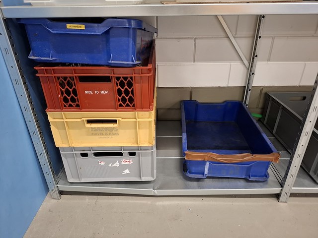 Metalen stelling met inhoud - afbeelding 8 van  11