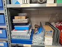 Metalen stelling met inhoud - afbeelding 2 van  26