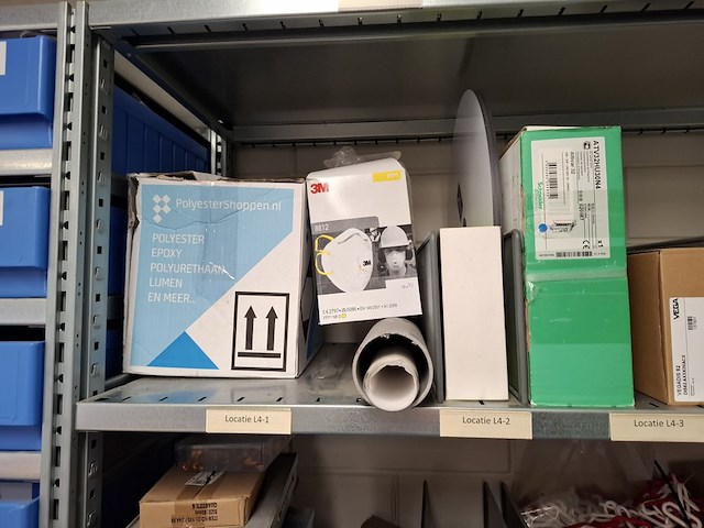 Metalen stelling met inhoud - afbeelding 3 van  26