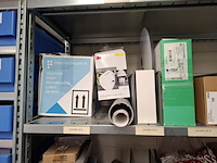 Metalen stelling met inhoud - afbeelding 3 van  26