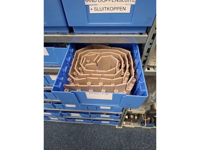 Metalen stelling met inhoud - afbeelding 4 van  26