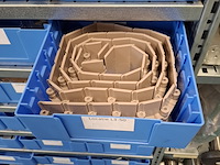 Metalen stelling met inhoud - afbeelding 4 van  26