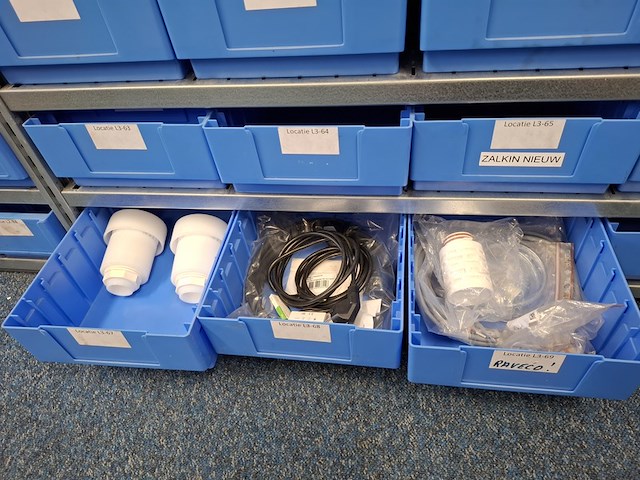 Metalen stelling met inhoud - afbeelding 5 van  26