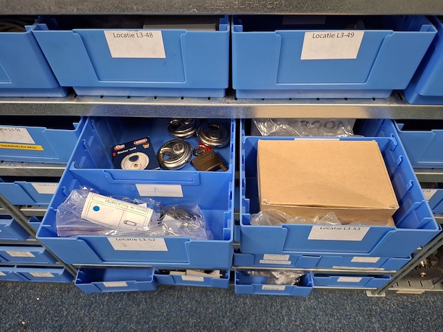 Metalen stelling met inhoud - afbeelding 6 van  26