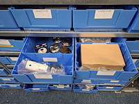 Metalen stelling met inhoud - afbeelding 6 van  26