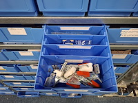 Metalen stelling met inhoud - afbeelding 7 van  26