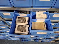 Metalen stelling met inhoud - afbeelding 8 van  26