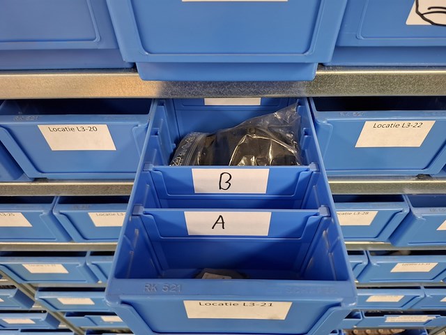 Metalen stelling met inhoud - afbeelding 9 van  26