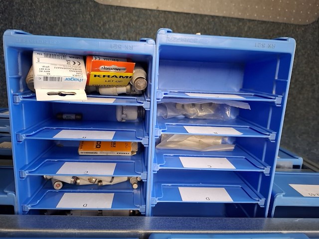 Metalen stelling met inhoud - afbeelding 10 van  26