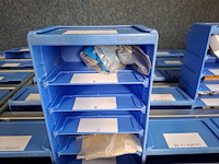 Metalen stelling met inhoud - afbeelding 11 van  26