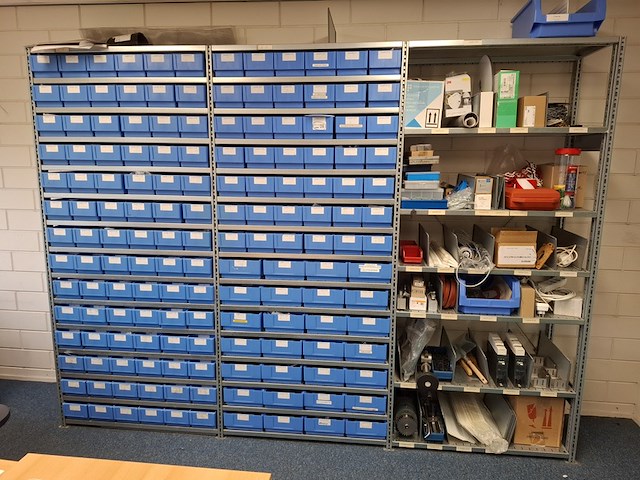 Metalen stelling met inhoud - afbeelding 1 van  26