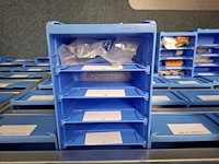 Metalen stelling met inhoud - afbeelding 13 van  26