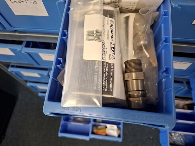 Metalen stelling met inhoud - afbeelding 14 van  26