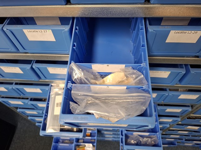 Metalen stelling met inhoud - afbeelding 15 van  26