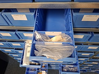 Metalen stelling met inhoud - afbeelding 15 van  26