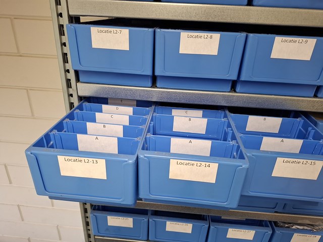 Metalen stelling met inhoud - afbeelding 16 van  26