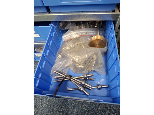 Metalen stelling met inhoud - afbeelding 19 van  26