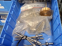 Metalen stelling met inhoud - afbeelding 19 van  26