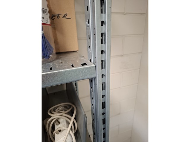 Metalen stelling met inhoud - afbeelding 12 van  26