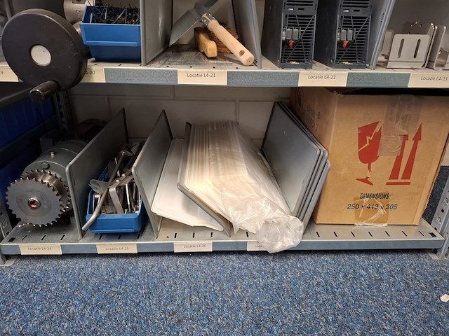 Metalen stelling met inhoud - afbeelding 20 van  26