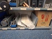 Metalen stelling met inhoud - afbeelding 20 van  26