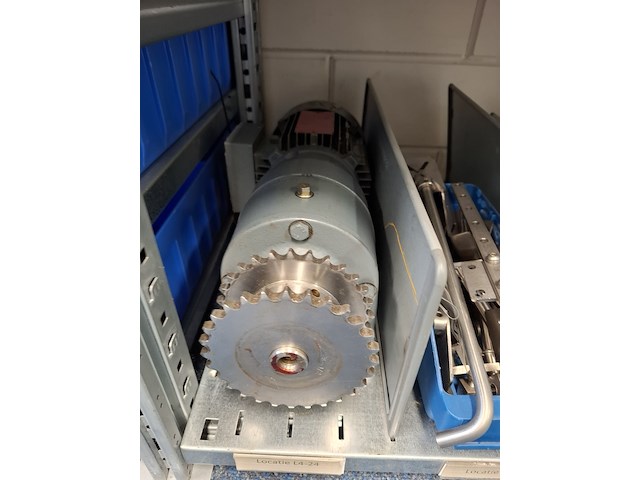 Metalen stelling met inhoud - afbeelding 21 van  26